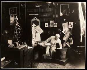 David Belasco sentado en su estudio en Nueva York, 1909